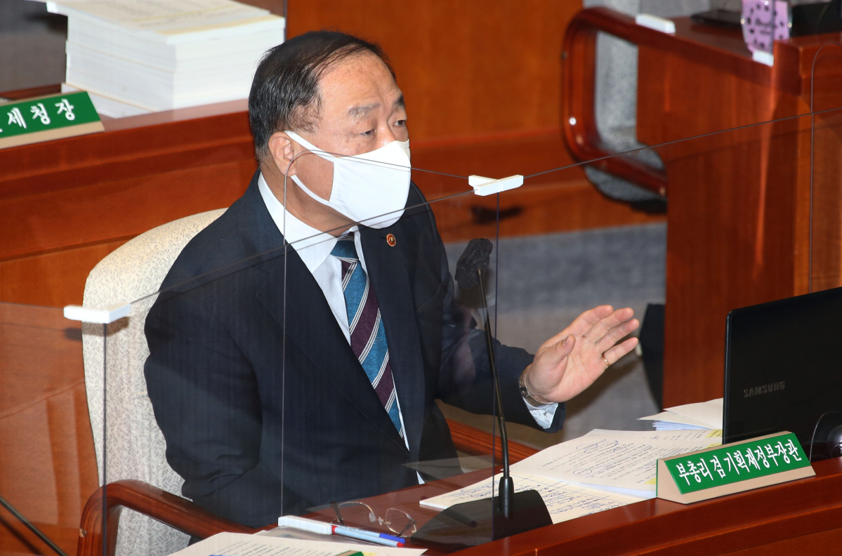 ▲홍남기 경제부총리가 9일 서울 여의도 국회에서 열린 예산결산특별위원회 전체회의에서 의원 질의에 답변하고 있다. (공동취재사진)