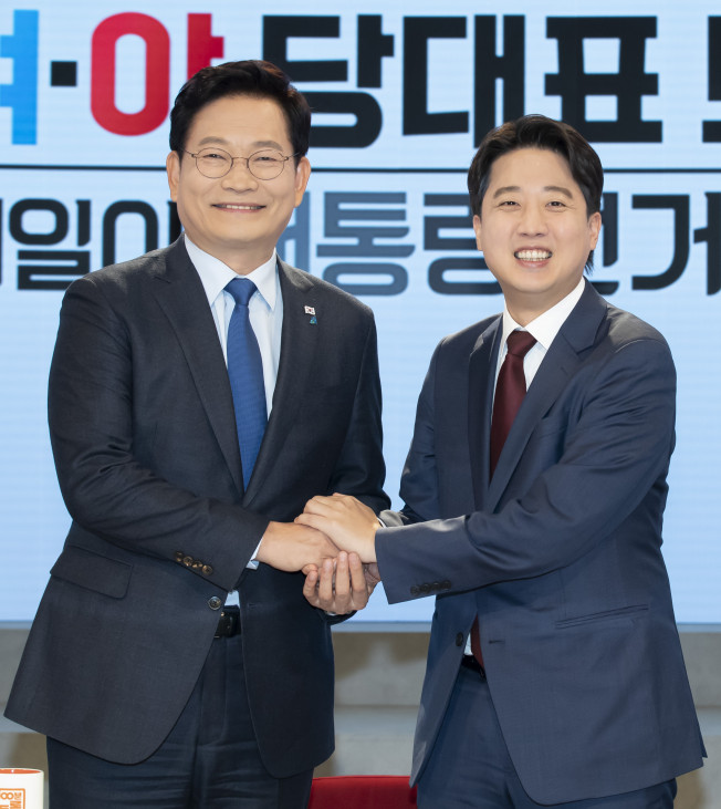 ▲더불어민주당 송영길 대표(왼쪽)와 국민의힘 이준석 대표가 9일 오후 서울 마포구 상암MBC 스튜디오에서 열린 '100분 토론'에 앞서 포즈를 취하고 있다. (연합뉴스)