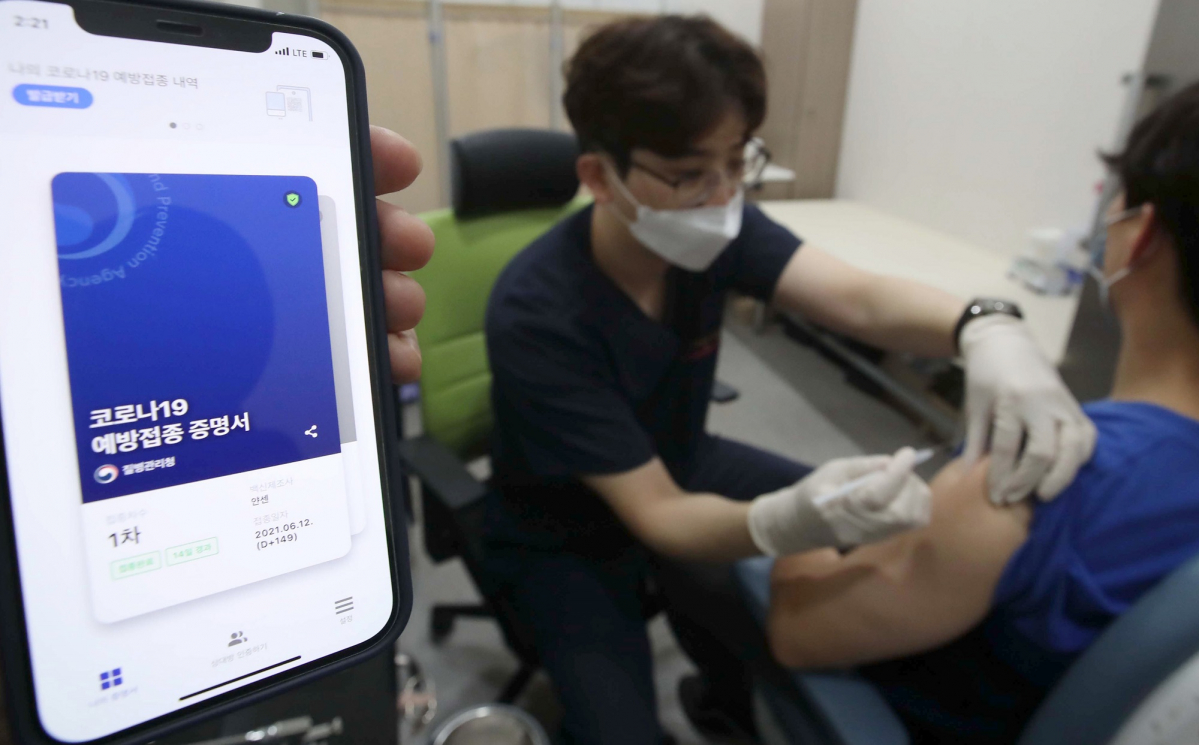 ▲얀센 코로나백신 접종 2개월이 경과한 이들을 대상으로 한 추가접종(부스터샷)이 시작된 8일 오후 서울 시내의 한 위탁의료기관에서 얀센 접종자가 추가 접종을 받고 있다. (뉴시스)