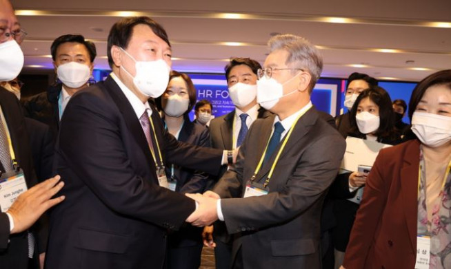 ▲이재명 더불어민주당, 윤석열 국민의힘 대선 후보가 10일 서울 광진구 그랜드 워커힐 서울에서 열린 글로벌인재포럼2021 VIP간담회에서 악수를 하고 있다.  (국회사진기자단)