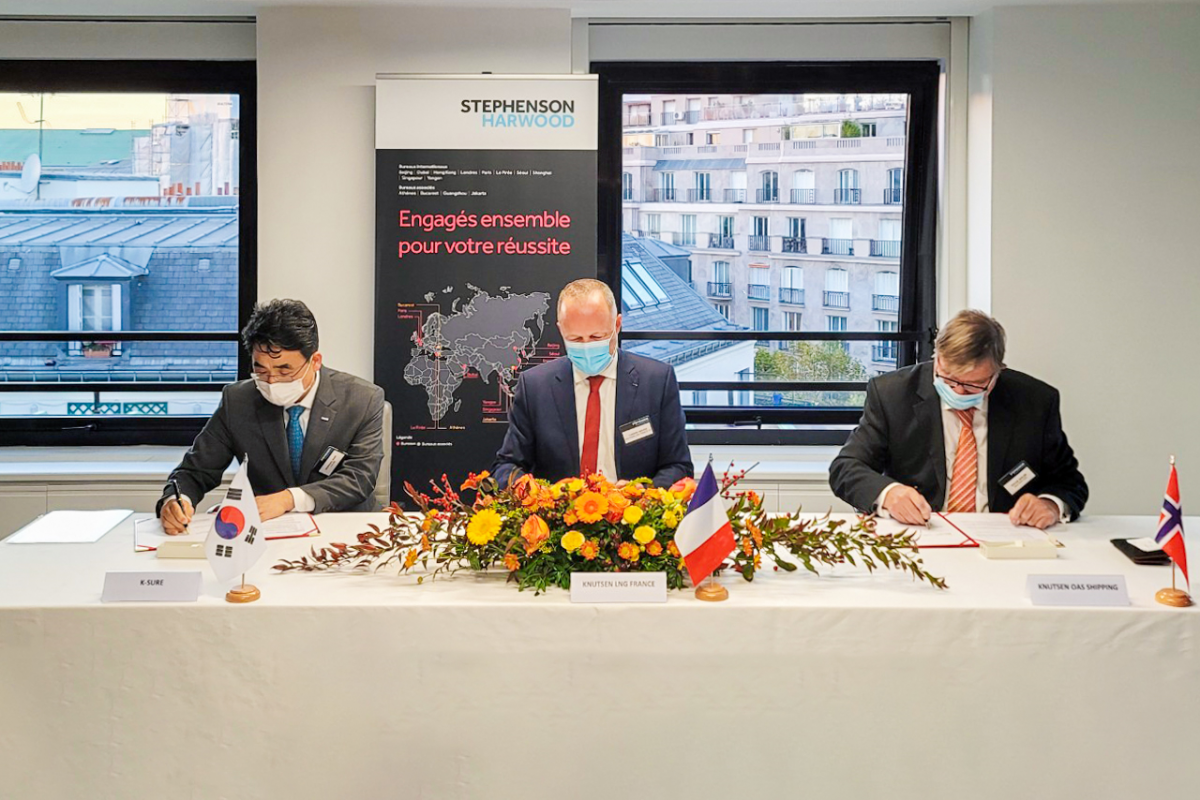 ▲한국무역보험공사는 9일(현지시간) 프랑스 파리에서 개최된 크누센 LNG선 프로젝트 금융계약 서명식에 참석했다고 밝혔다. 사진 왼쪽부터 백승달 한국무역보험공사 부사장, 루도빅 제럴드 크누센 LNG CEO, 트뤼그베 세그렘 크누센 그룹 회장. (사진제공=한국무역보험공사)
