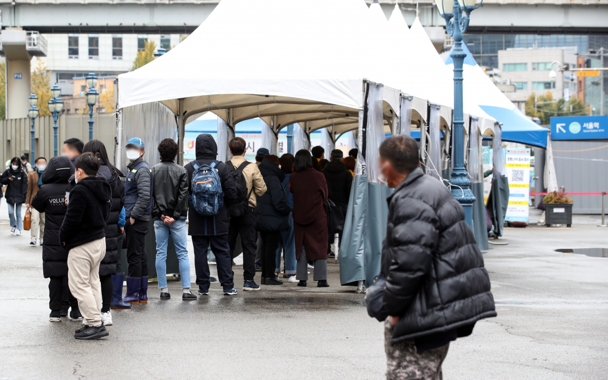 ▲코로나19 신규 확진자가 2425명을 기록한 10일 오전 서울 중구 서울역에 마련된 임시선별검사소에서 시민들이 검사를 받기 위해 줄을 서 있다.  (뉴시스)