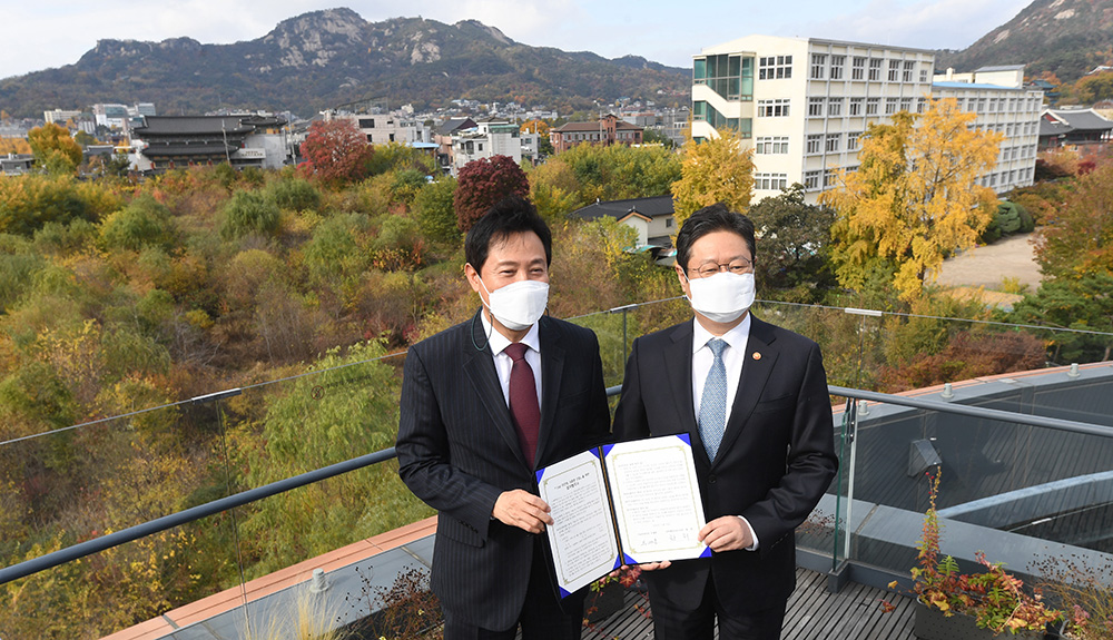 ▲오세훈 서울시장(왼쪽)과 황희 문화체육관광부 장관이 10일 종로구 서울공예박물관 옥상에서 '가칭 이건희 기증관 건립을 위한 업무협약서‘를 들고 기념촬영을 하고 있다.  (연합뉴스)