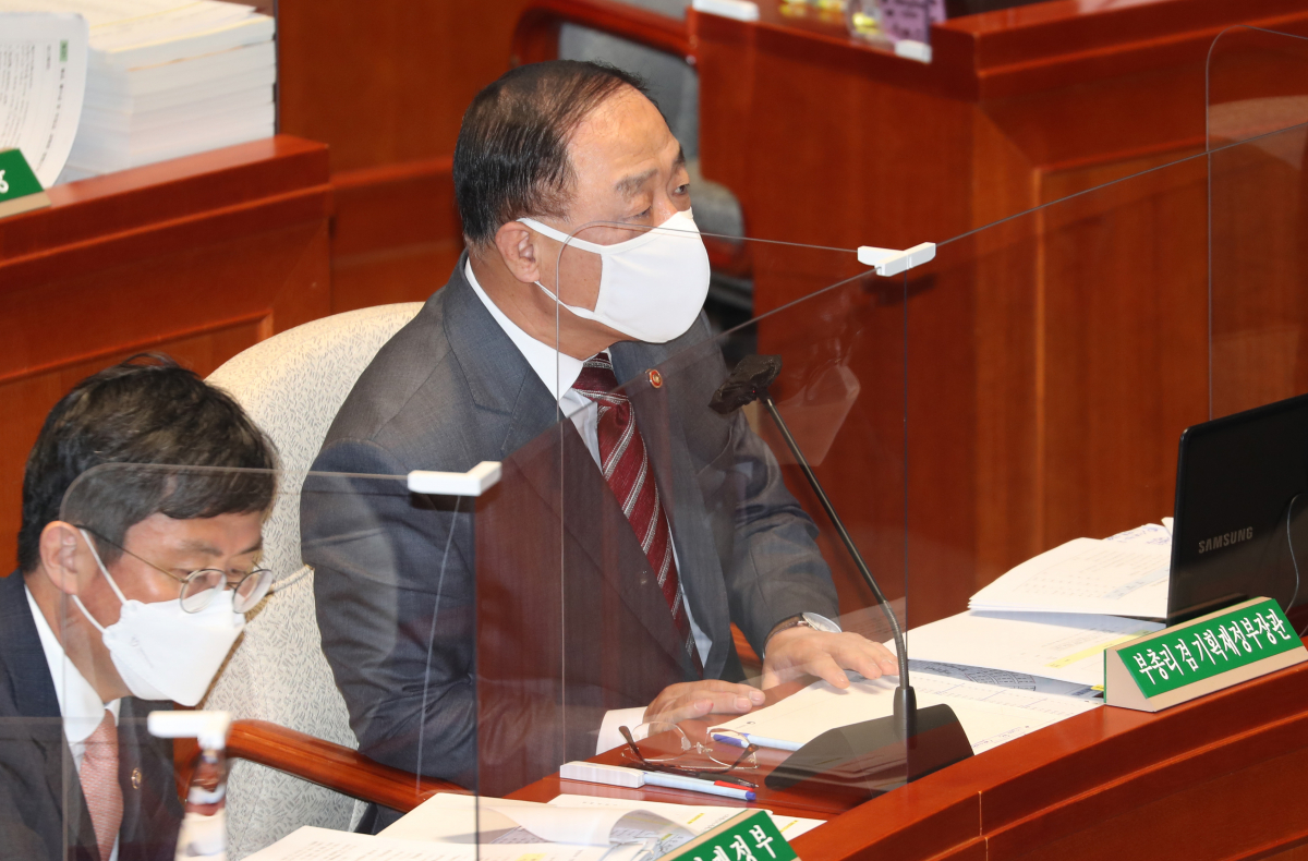 ▲홍남기 경제부총리 겸 기획재정부 장관이 10일 국회에서 열린 예산결산특별위원회 전체회의에서 의원들의 질의에 답변하고 있다. (연합뉴스)