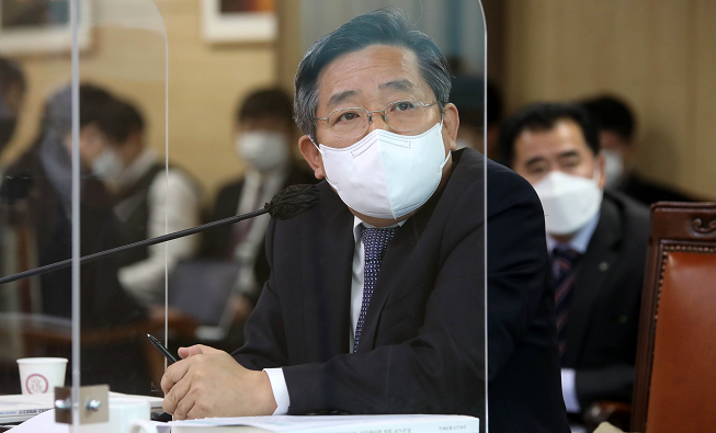 ▲김헌동 SH공사 사장 후보자가 10일 서울시의회에서 열린 인사청문회에 출석해 답변하고 있다. (뉴시스)