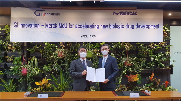 ▲9일 지아이이노베이션 본사에서 진행된 체결식에는 지아이이노베이션 홍준호 대표이사, 조영규 부사장, 오영민 상무, 김용석 머크 라이프사이언스 프로세스 솔루션 비즈니스 총괄(본부장) 등이 참석했다. 홍준호 대표(왼쪽)와 김 본부장이 기념 촬영하고 있다. (사진제공=지아이이노베이션)