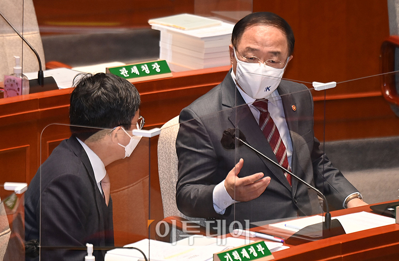 ▲홍남기 부총리 겸 기획재정부 장관이 10일 서울 여의도 국회에서 열린 예산결산특별위원회 전체회의에서 관계자와 대화를 하고 있다. (고이란 기자 photoeran@)