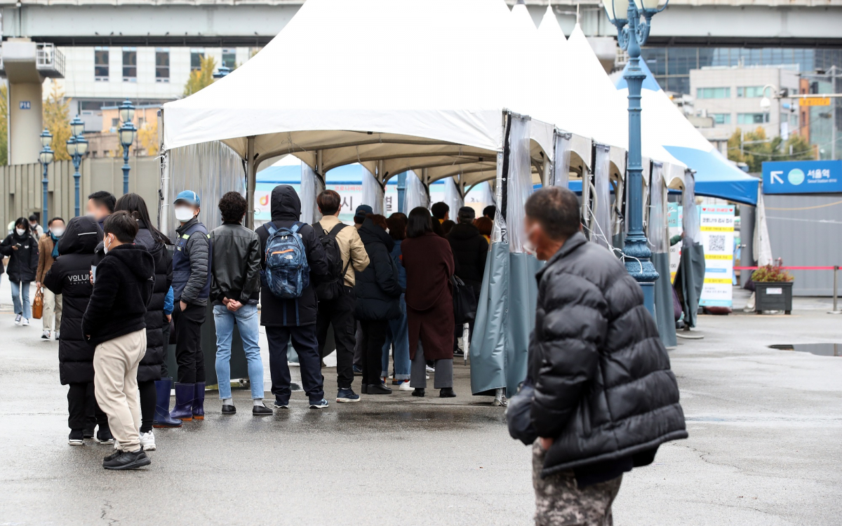 ▲코로나19 신규 확진자가 2425명을 기록한 10일 오전 서울 중구 서울역에 마련된 임시선별검사소에서 시민들이 검사를 받기 위해 줄을 서 있다.  (뉴시스)