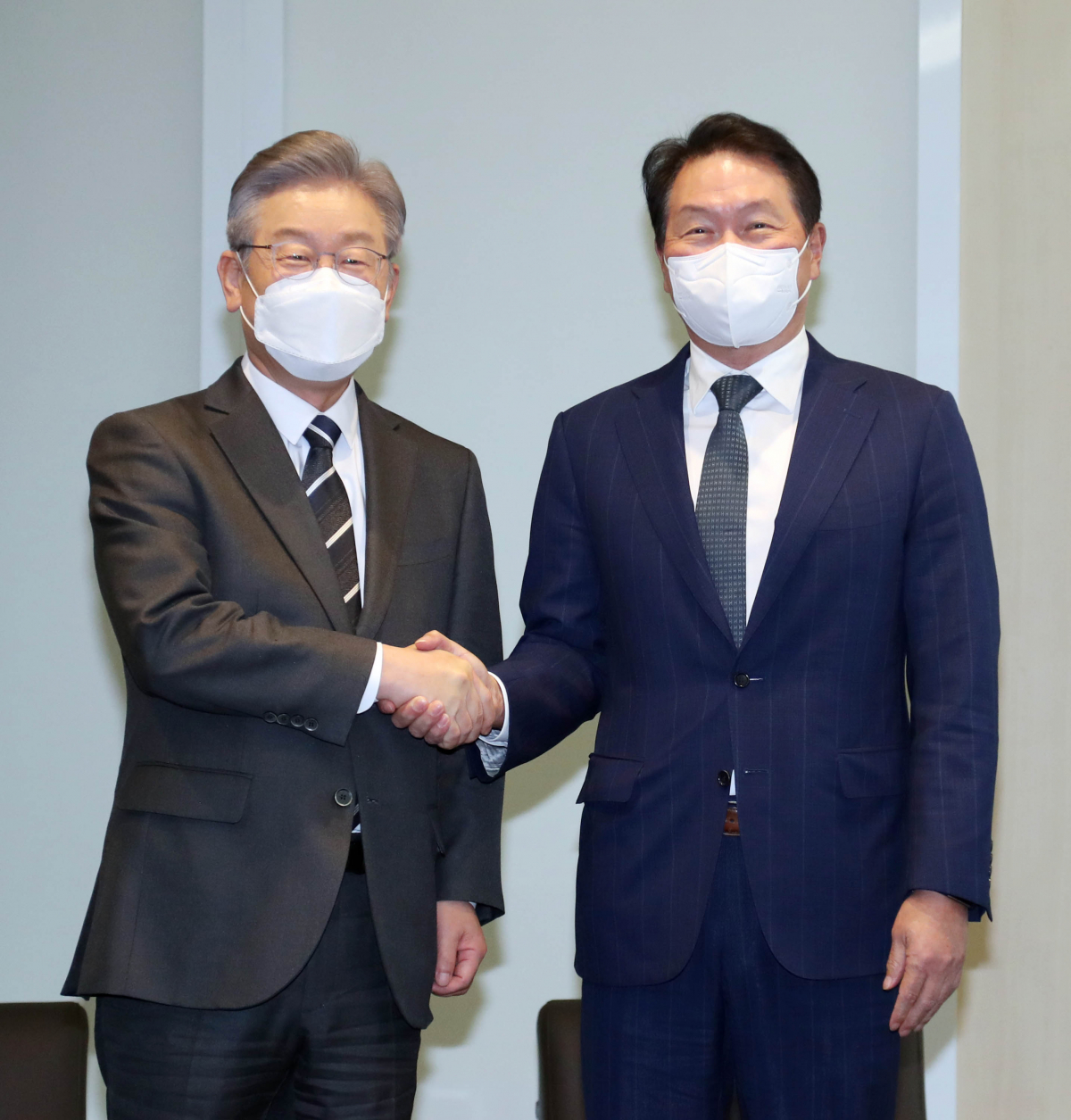 ▲최태원(오른쪽) 대한상의 회장과 이재명 더불어민주당 대선후보가 10일 대한상공회의소에서 기념촬영을 하고 있다. (사진제공=대한상공회의소)