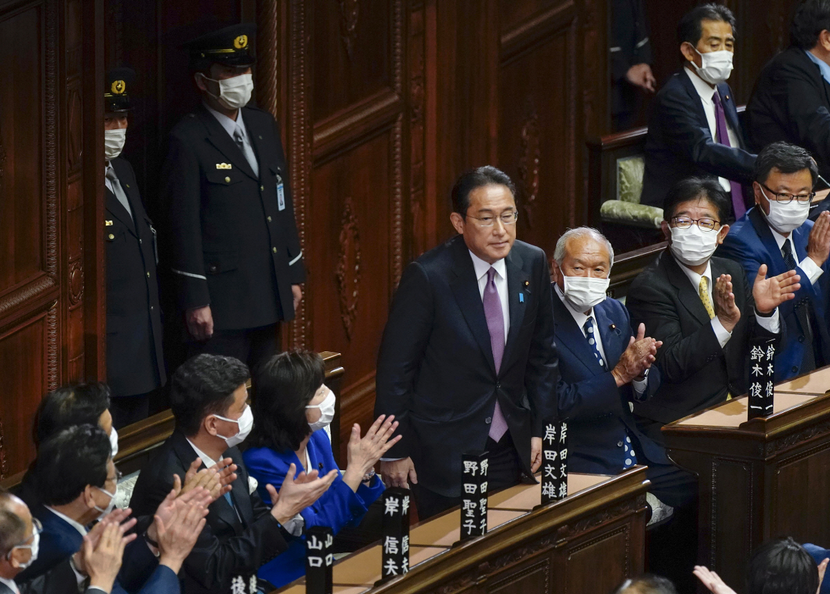 ▲기시다 후미오 일본 총리가 10일 일본 도쿄에서 101대 총리로 재지명된 후 축하를 받고 있다. 도쿄/EPA연합뉴스
