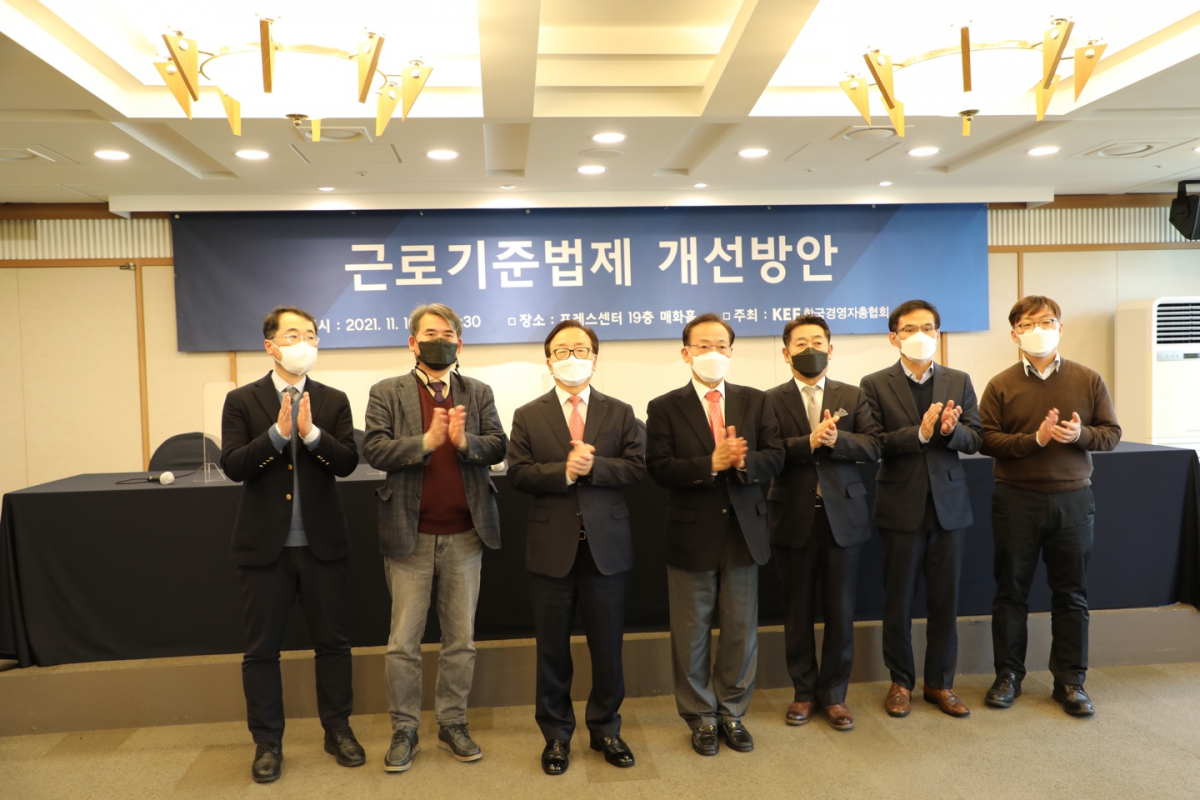 ▲10일 프레스센터에서 ‘근로기준법제 개선방안’ 토론회가 열렸다. 왼쪽부터 권혁 부산대 법학전문대학원 교수, 김희성 강원대 법학전문대학원 교수, 이동근 경총 상근부회장, 김태기 단국대 명예교수, 이정 한국외대 법학전문대학원 교수, 유정희 혁신벤처정책연구소 부소장, 이정민 서울대 경제학부 교수 (사진제공=경총)