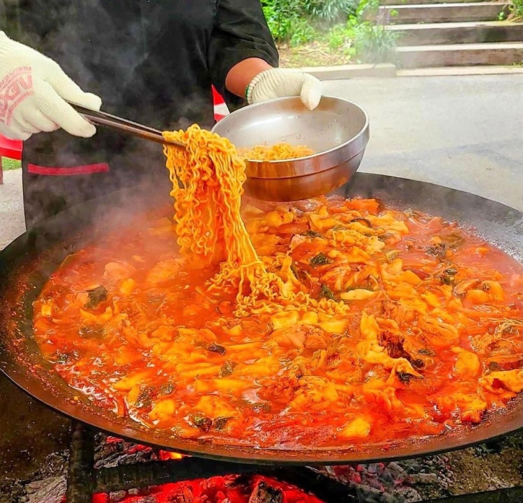 (출처=네이버 '유명산흥부네솥뚜껑닭볶음탕' 업체제공사진)