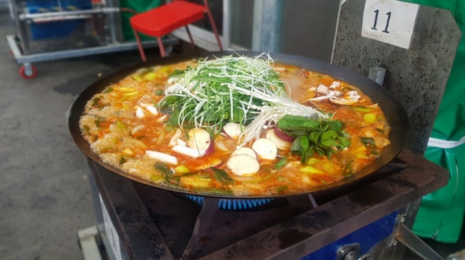 (출처=네이버 '유명산흥부네솥뚜껑닭볶음탕' 업체제공사진)