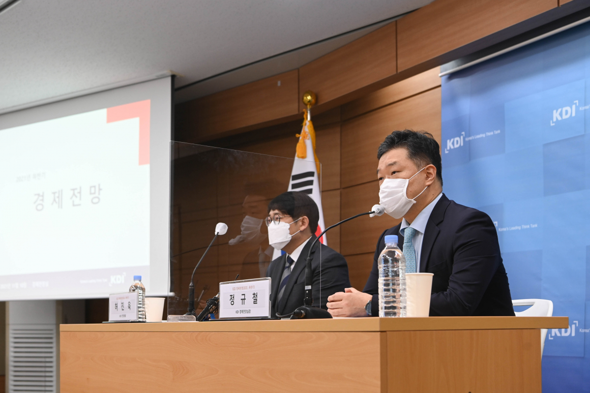 ▲정규철 KDI 경제전망실장이 10일 정부세종청사에서 열린 '2021년 하반기 경제전망' 브리핑에서 발언하고 있다. (사진제공=한국개발연구원)