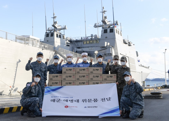 ▲10일 롯데가 해군 장병들에게 빼빼로 위문품을 전달했다. (사진제공=롯데)