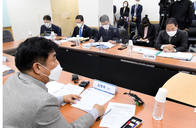 ▲더불어민주당 '화천대유진상규명TF' 단장인 김병욱 의원(왼쪽)이 8일 오후 서울 중구 예금보험공사를 현장방문해 발언하고 있다. 오른쪽은 김태현 예금보험공사 사장. (연합뉴스)