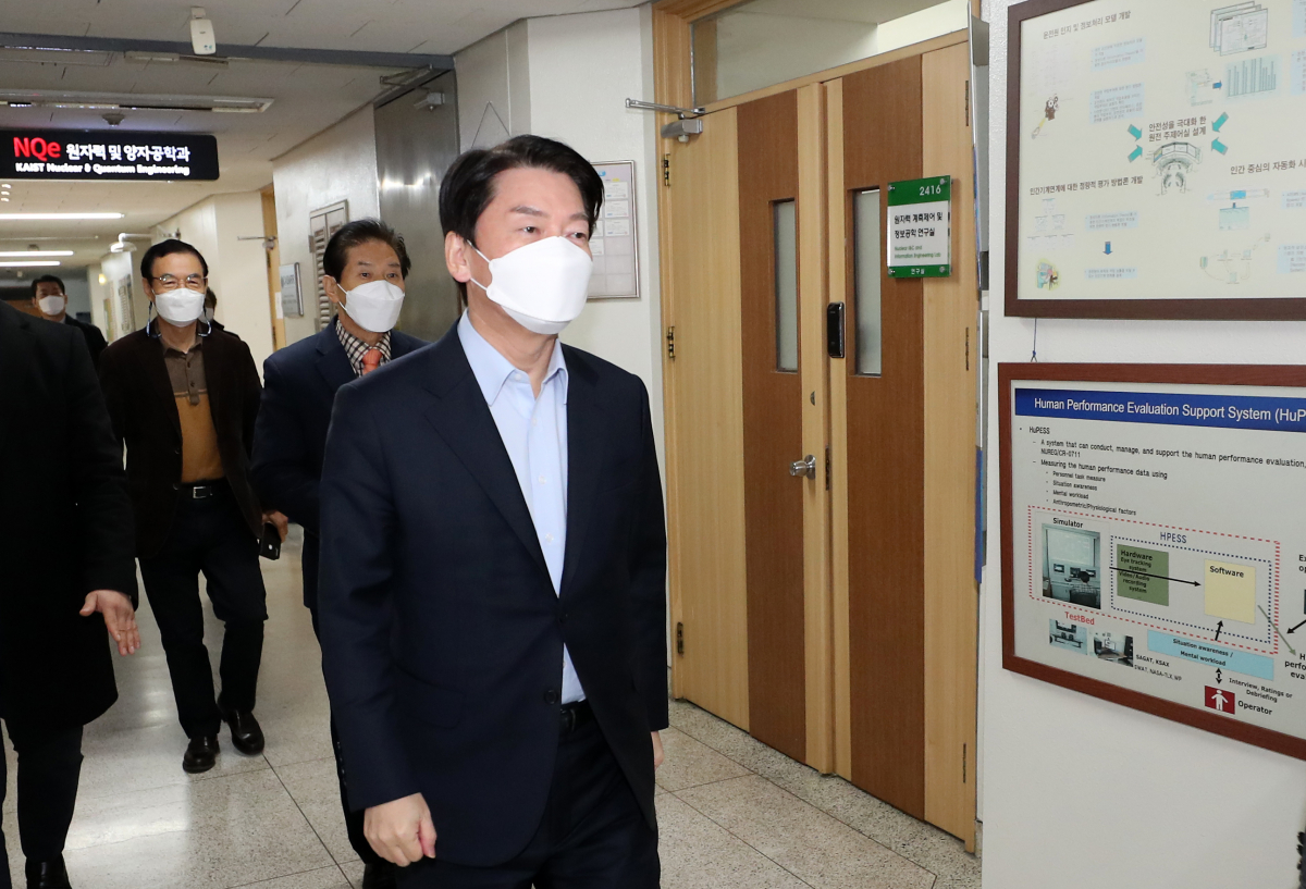 ▲안철수 국민의당 대선 후보(오른쪽)가 11일 오전 대전시 유성구 어은동 카이스트를 방문해 회의실로 이동하고 있다. (연합뉴스)