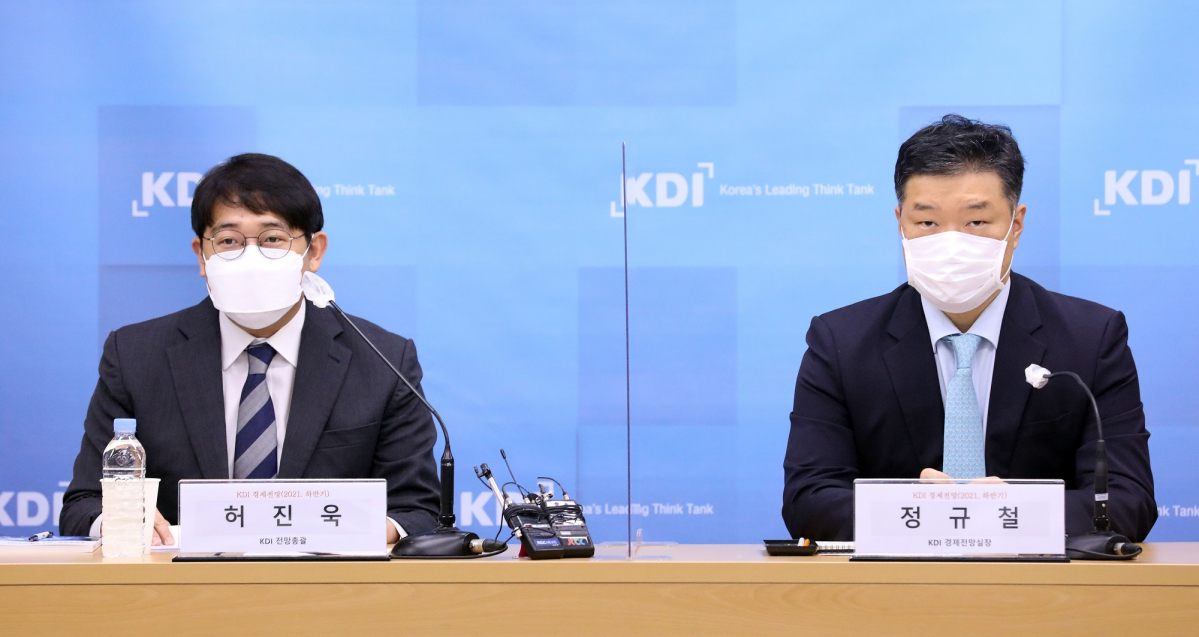 ▲한국개발연구원 정규철 경제전망실장과 허진욱 전망총괄이 10일 정부세종청사에서 2022년 경제전망을 발표하고 있다. (뉴시스)