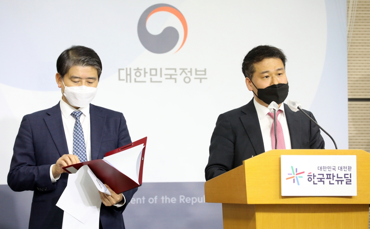 ▲김법정 환경부 기후탄소정책실장(오른쪽)과 주영준 산업통상자원부 산업정책실장이 11일 오전 정부세종청사에서 요소·요소수 급수급조정조치 시행에 대해 브리핑하고 있다.  (뉴시스)