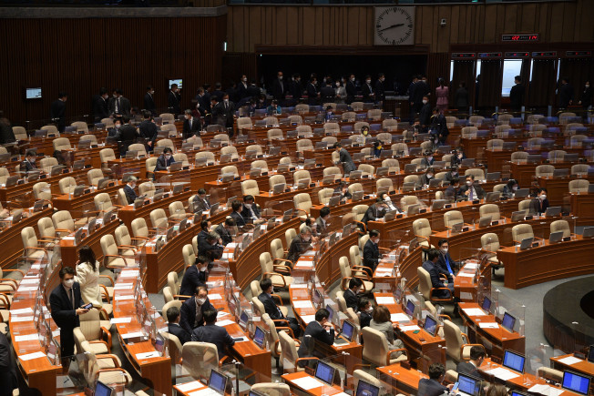 ▲11일 오후 서울 여의도 국회에서 열린 본회의에서 의원들이 국민의힘을 탈당한 무소속 곽상도 의원의 사직안 투표를 하고 있다. (연합뉴스)