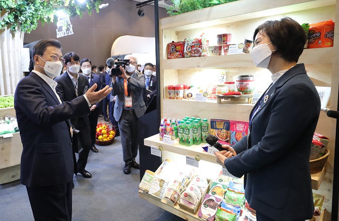 ▲<YONHAP PHOTO-4754> K-박람회 농림축산식품부 홍보관 방문한 문재인 대통령(서울=연합뉴스) 안정원 기자 = 문재인 대통령이 11일 서울 삼성동 코엑스 그랜드볼룸에서 열린 '2021 K-박람회' 농림축산식품부 홍보관을 찾아 김순진 한성식품 부사장과 대화 있다. 2021.11.11 jeong@yna.co.kr/2021-11-11 15:14:52/<저작권자 ⓒ 1980-2021 ㈜연합뉴스. 무단 전재 재배포 금지.>