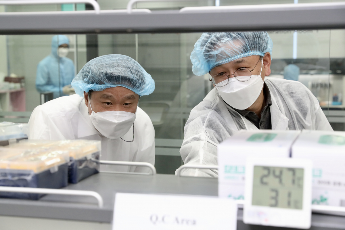 ▲김학도 중소벤처기업진흥공단 이사장이 11일 경기 안양시 누리 바이오 현장을 방문해 유전자 배양실과 개발실 등을 시찰하고 있다. (사진제공=중소벤처기업진흥공단)