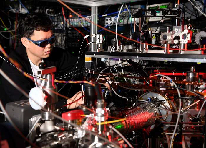 ▲(사진제공=한국표준과학연구원) 김휘동 책임연구원이 이터븀 광시계를 이용해 실험을 진행하고 있다
