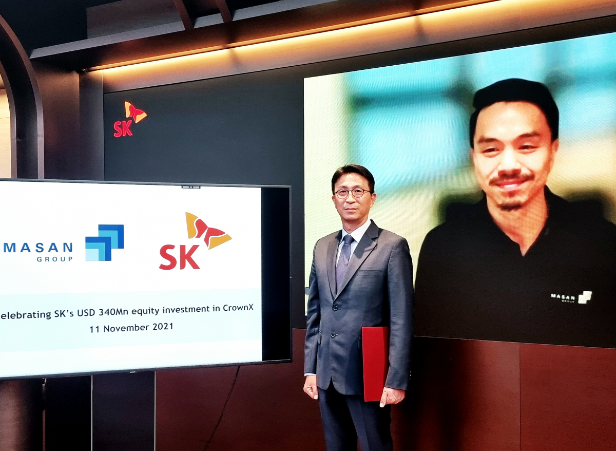 ▲박원철(왼쪽) SK동남아투자법인 대표가 11일 오후 SK서린사옥에서 대니 레(Danny Le) 마산그룹 CEO와 화상으로 '크라운엑스' 투자 계약을 맺고 기념촬영을 하고 있다. (사진제공=SK   )