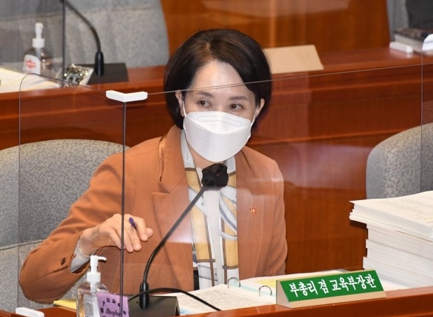 ▲유은혜 사회부총리 겸 교육부 장관이 11일 국회에서 열린 예산결산특별위원회 전체회의에 출석해 답변하고 있다. (연합뉴스)