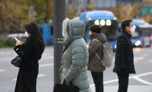 ▲추위에 시민들이 패딩을 입은 채 대기하고 있다. (연합뉴스)