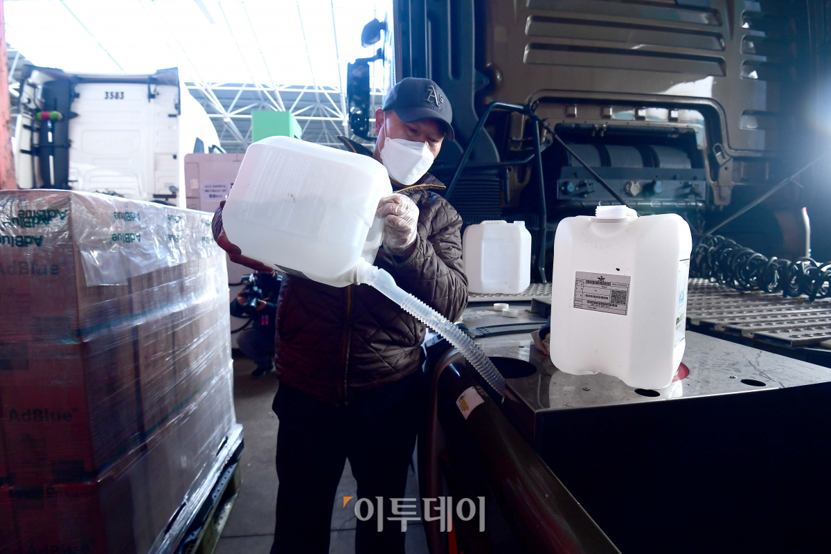 ▲한 운전자가 군 비축 요소수를 기름통에 넣고있다.  (이투데이DB)