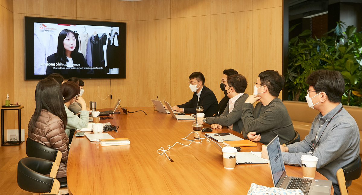 ▲SK이노베이션 구성원들이 오늘 AVPN 동북아 써밋에서 열린 친환경 생태계 육성 모델인 ‘에그’ 프로그램 사례 발표 세션을 온라인 생중계로 시청하고 있다. (사진제공=SK이노베이션)