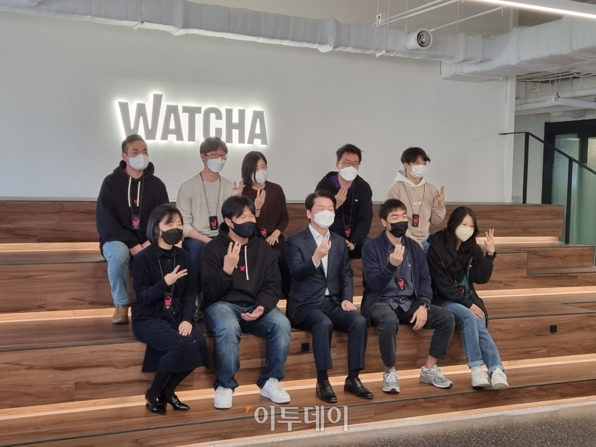 ▲안철수 국민의당 대선 후보가 12일 오전 OTT서비스 플랫폼 왓챠를 방문해 직원들과 사진 촬영을 하고 있다. (박준상 기자 jooooon@)