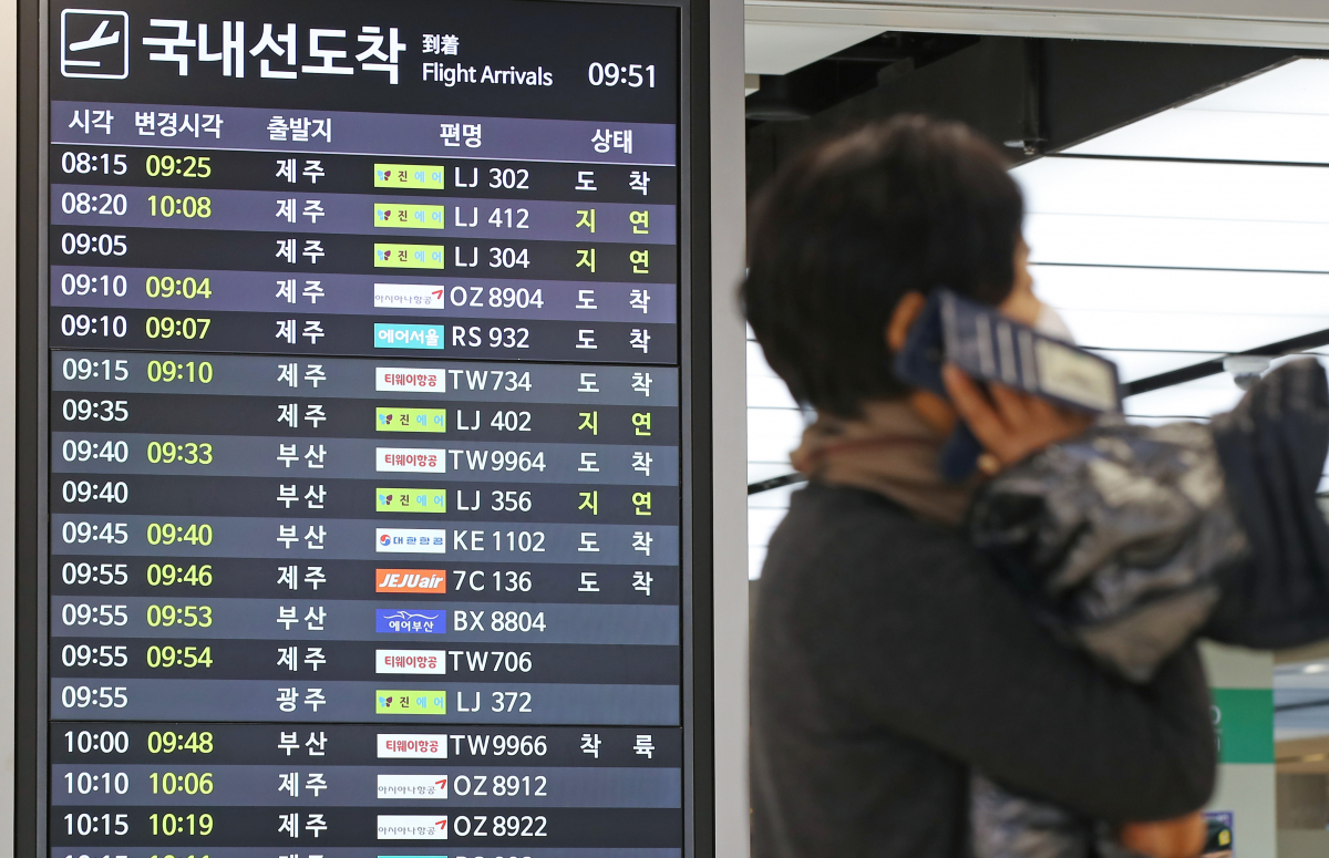 ▲진에어 체크인 시스템 고장으로 탑승수속 등에 문제가 발생한 12일 오전 서울 김포공항 도착장 스크린에 진에어 여객기 지연 표시가 띄워져 있다.  (연합뉴스)