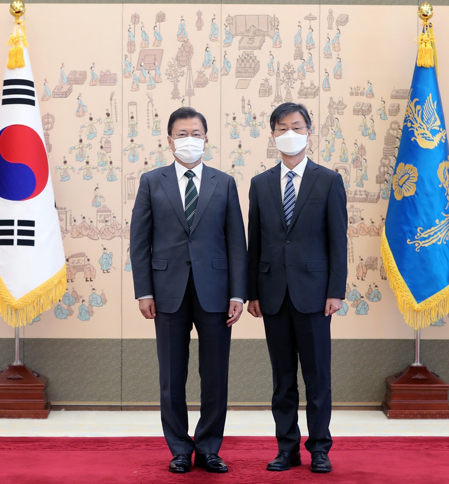 ▲<YONHAP PHOTO-1736> 신임 감사원장과 기념촬영하는 문재인 대통령 (서울=연합뉴스) 안정원 기자= 문재인 대통령이 12일 청와대에서 최재해 신임 감사원장에게 임명장을 수여한 뒤 기념촬영을 하고 있다. 2021.11.12 jeong@yna.co.kr/2021-11-12 11:57:52/<저작권자 ⓒ 1980-2021 ㈜연합뉴스. 무단 전재 재배포 금지.>