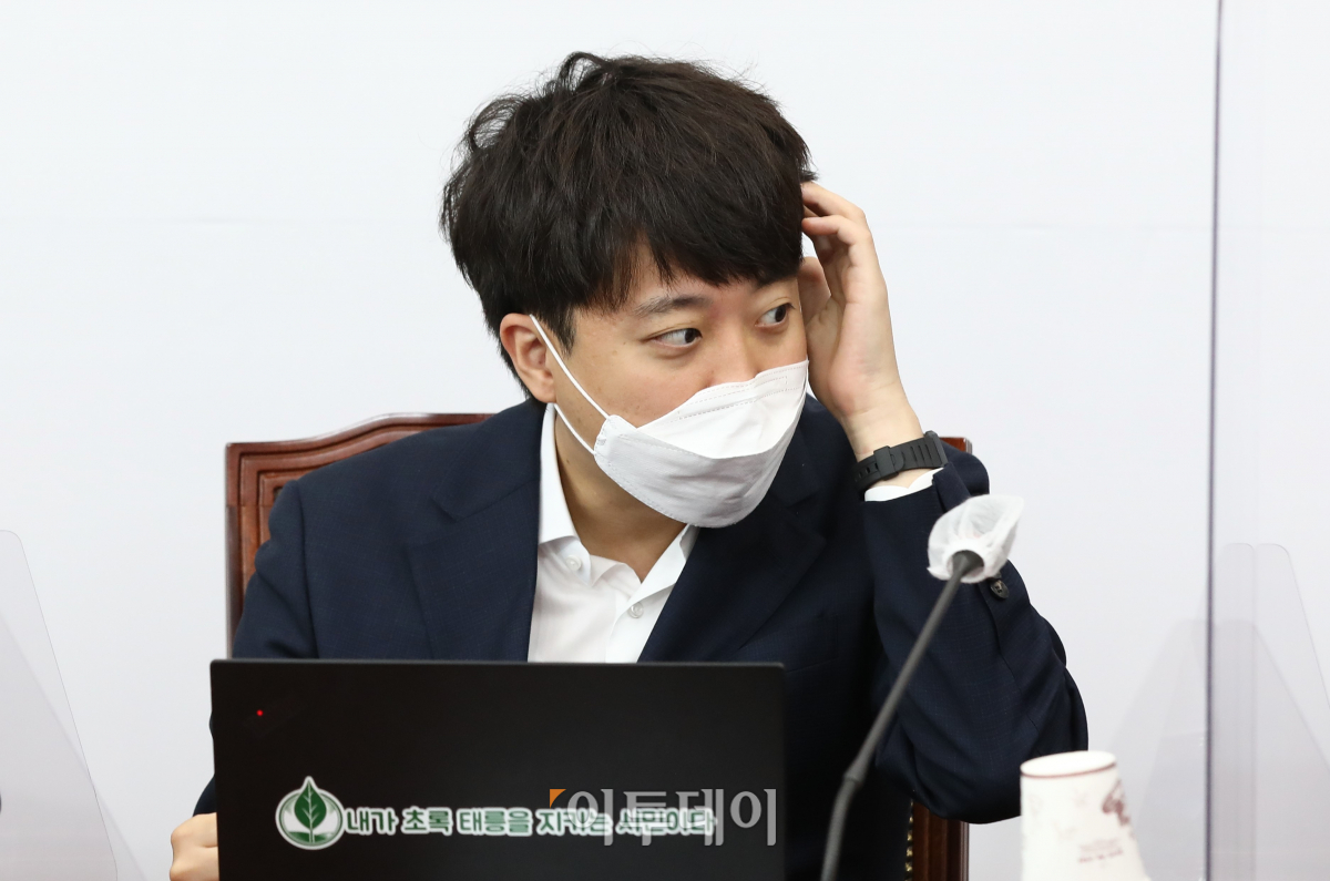 ▲이준석 국민의힘 대표가 11일 오전 서울 여의도 국회에서 열린 최고위원회의에서 머리를 만지고 있다. (국회사진취재단)