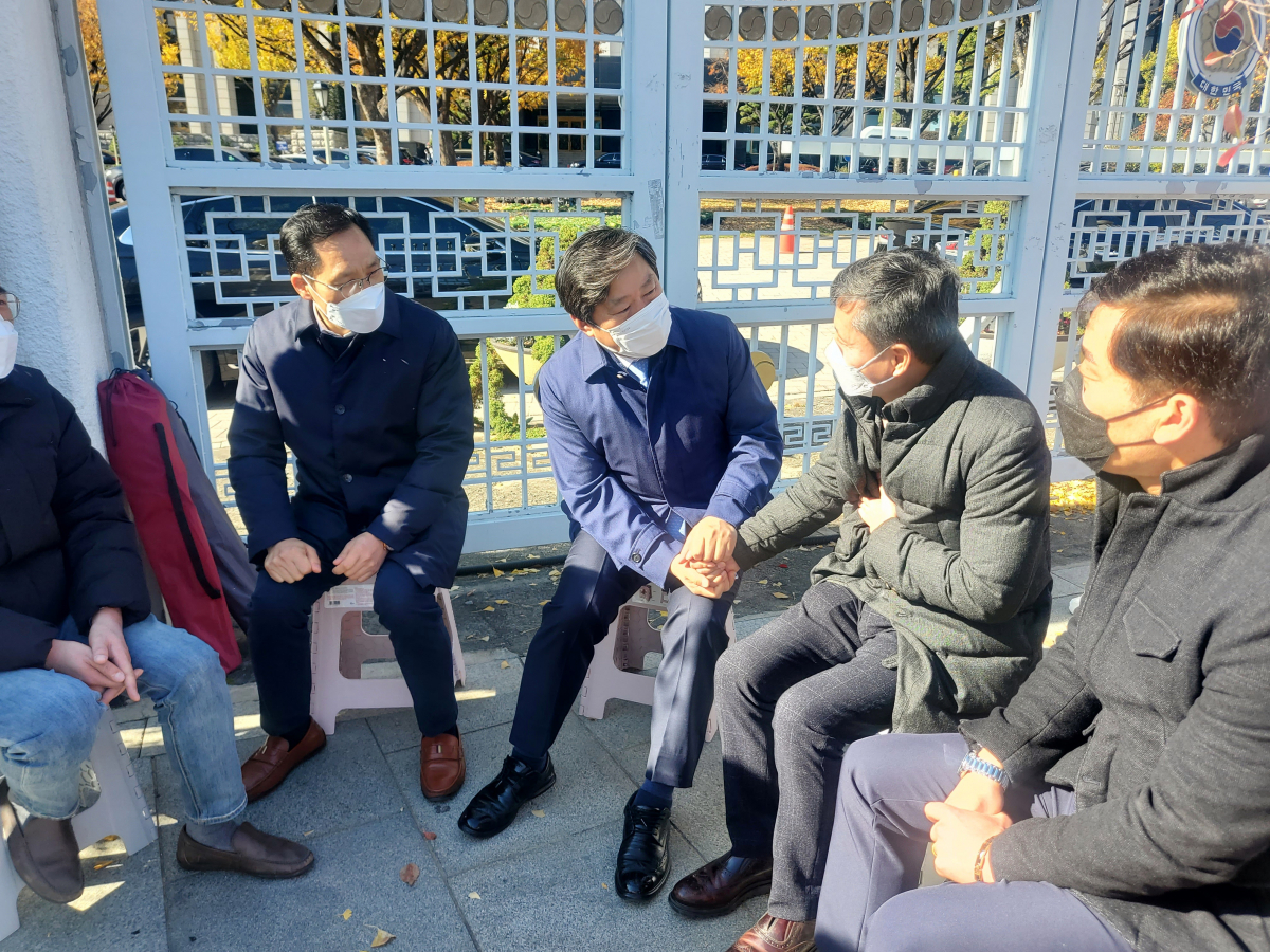 ▲황명선 논산시장(왼쪽에서 세번째) 12일 지역 화폐 예산 확대를 촉구하는 정부서울청사 앞 농성장에서 한국중소상인자영업자총연합회 방기홍 상임회장의 손을 잡고 있다.  (안유리 기자 inglass@)