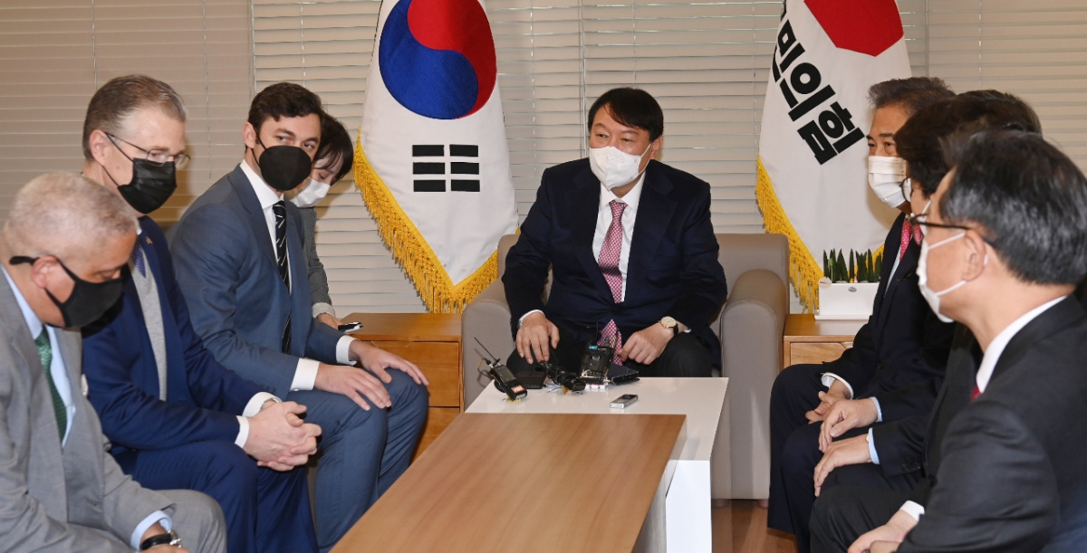 ▲윤석열<가운데> 국민의힘 대선 후보가 12일 오전 서울 여의도 중앙당사에서 존 오소프 미 상원의원과 대니얼 크리튼브링크 미국 국무부 동아시아·태평양 담당 차관보를 접견하고 있다. (국회사진취재단)