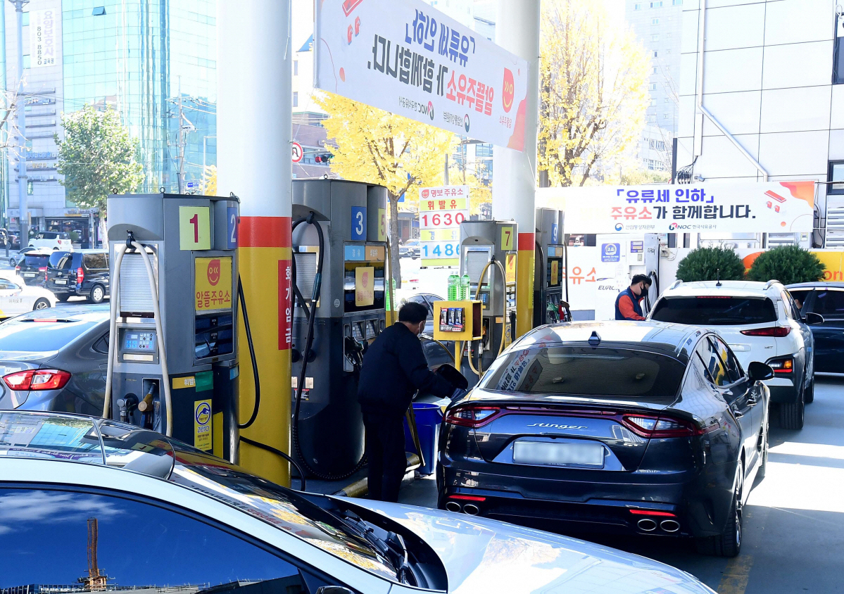 ▲유류세가 한시적으로 인하된 12일 서울의 한 알뜰주유소에서 시민들이 기름을 넣고 있다. (신태현 기자 holjjak@)