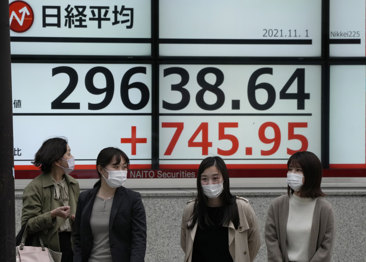 ▲일본 도쿄에서 행인들이 도쿄증시 닛케이225지수가 표시된 현황판 앞을 지나가고 있다. 도쿄/EPA연합뉴스