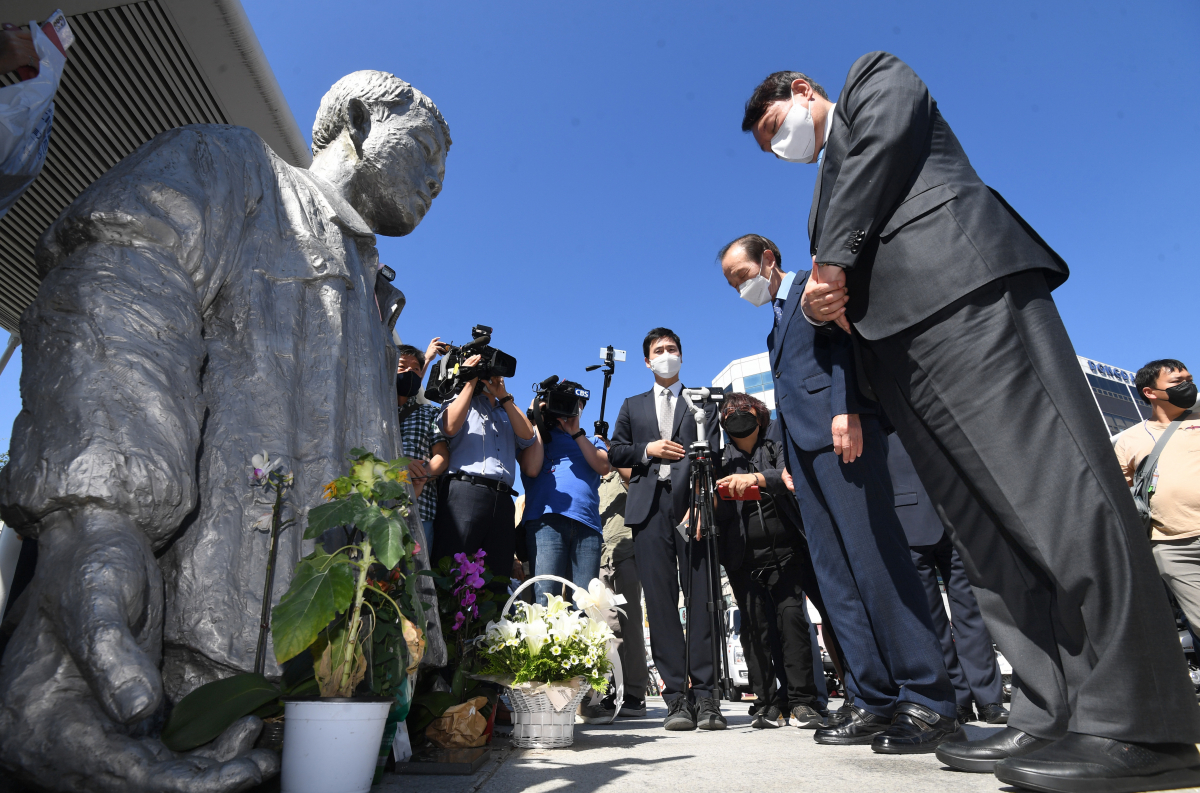 ▲지난 9월, 윤석열 국민의힘 대선후보가 서울 종로구 청계천 전태일 열사 동상을 찾아 참배하고 있다.  (국회사진기자단)