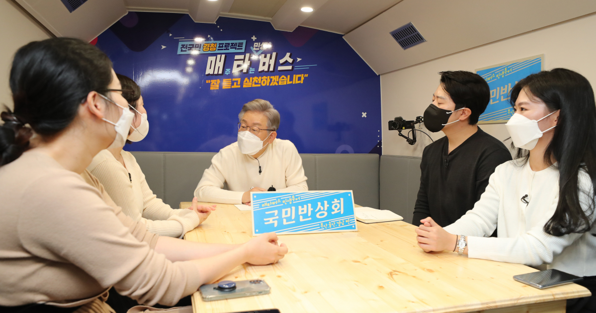 ▲더불어민주당 이재명 대선후보가 부산·울산·경남 지역 방문 이틀째인 13일 부산시 영도구 부산항에서 부산 청년들과 함께 스튜디오와 좌석이 마련된 매타버스에서 대화를 하고 있다. 매타버스는 '매주 타는 민생버스' 지역 순회 첫 일정으로 부산에서 처음으로 개최했다.  (연합뉴스)