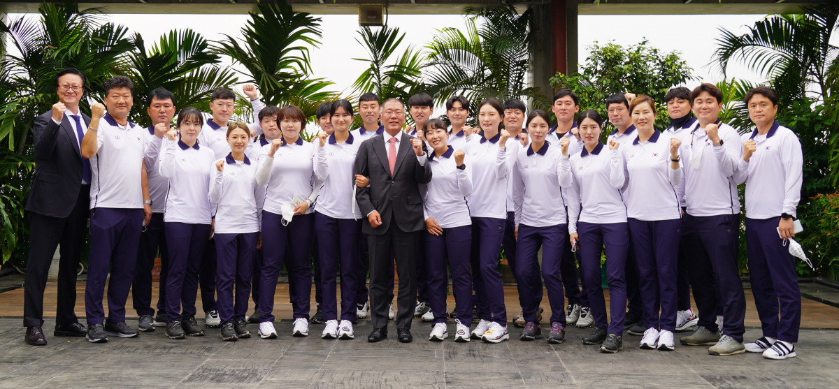 ▲정의선(사진 중앙) 회장이 12일(현지시간) 방글라데시 다카에서 열리는 아시아 양궁 선수권 대회에 참가한 대한민국 국가대표 선수들을 격려하며 기념 촬영에 나서고 있다.  (사진제공=현대차그룹)