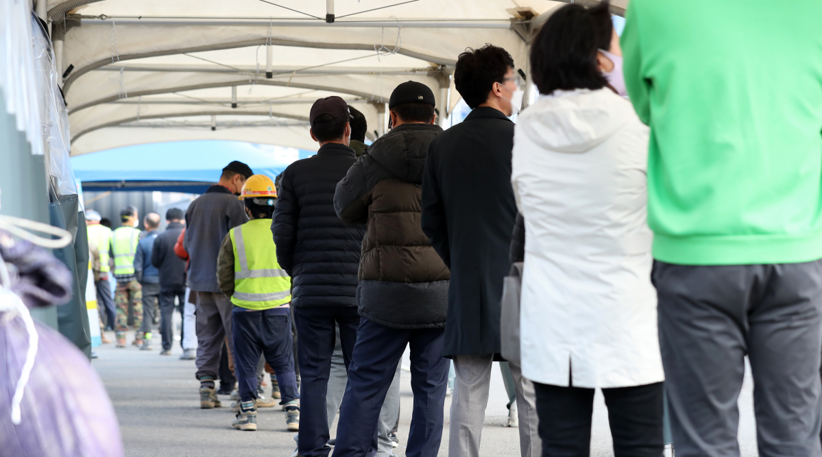 ▲14일 오전 서울 중구 서울역광장 코로나19 임시선별검사소에서 시민들이 코로나19 검사를 받기 위해 줄지어 서 있다. (뉴시스)