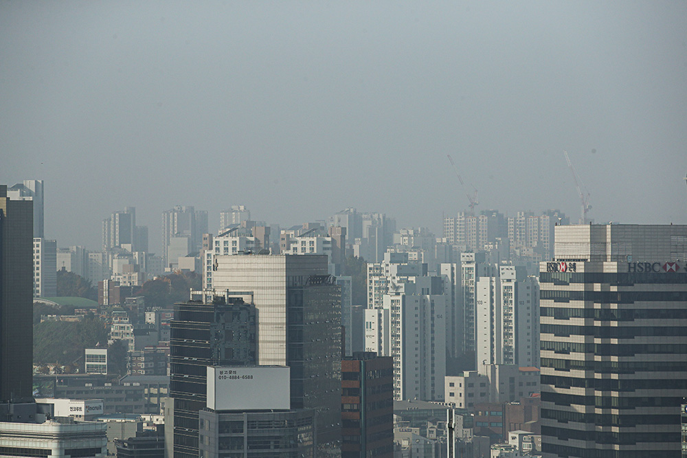 ▲지난 5일 오전 서울 중구 포스트 타워에서 바라본 도심이 뿌옇다. (뉴시스)