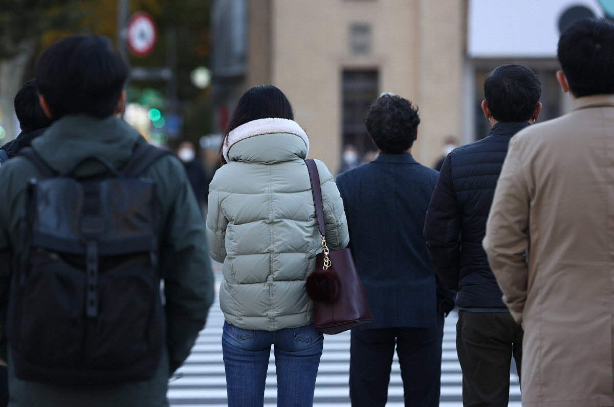 ▲(연합뉴스) 12일 아침 시민들이 광화문네거리를 지나고 있다.