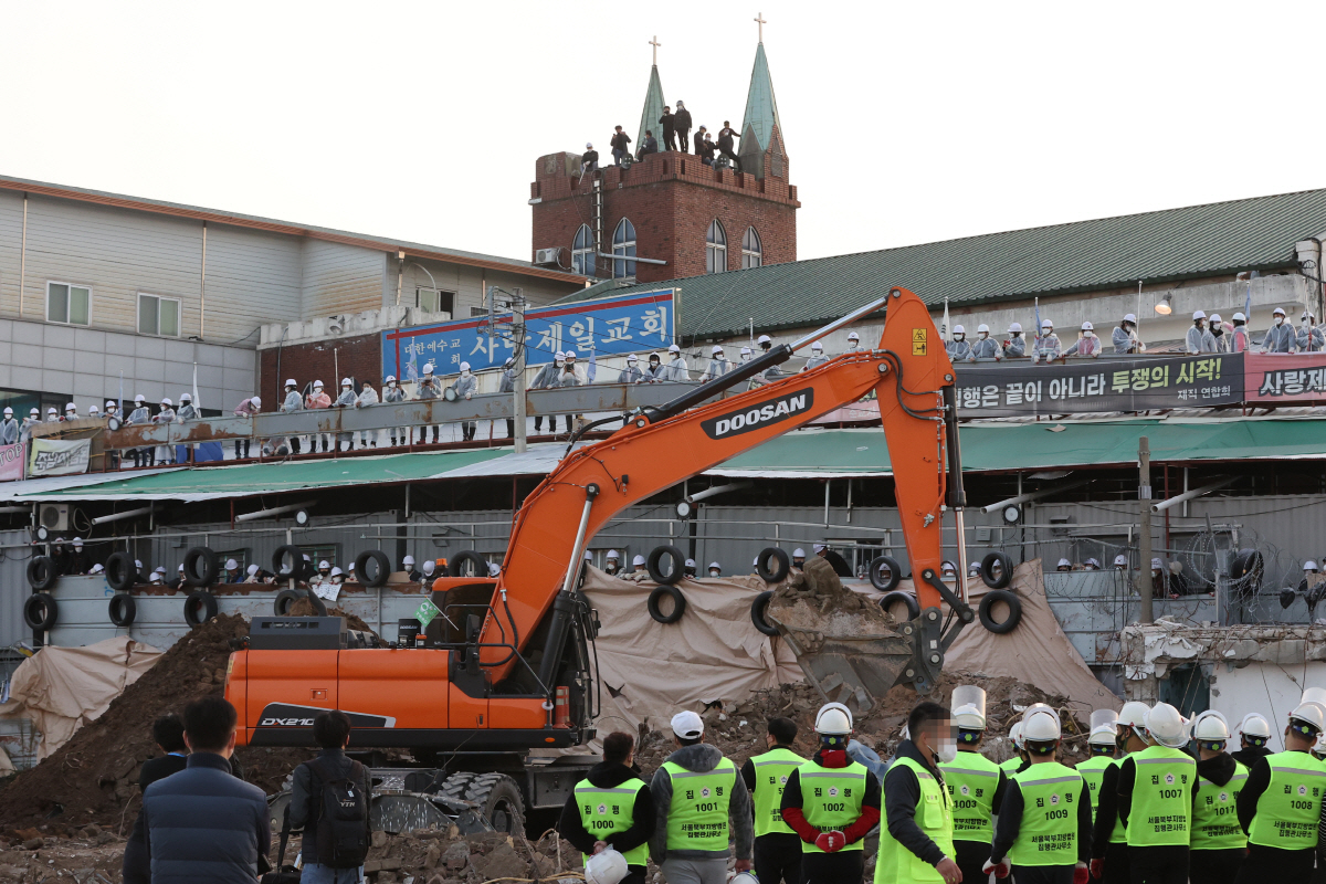 ▲지난 5일 5차 명도 집행 당시 서울 성북구 사랑제일교회에서 서울북부지법 집행인력과 신도들이 대치하고 있다. (연합뉴스)
