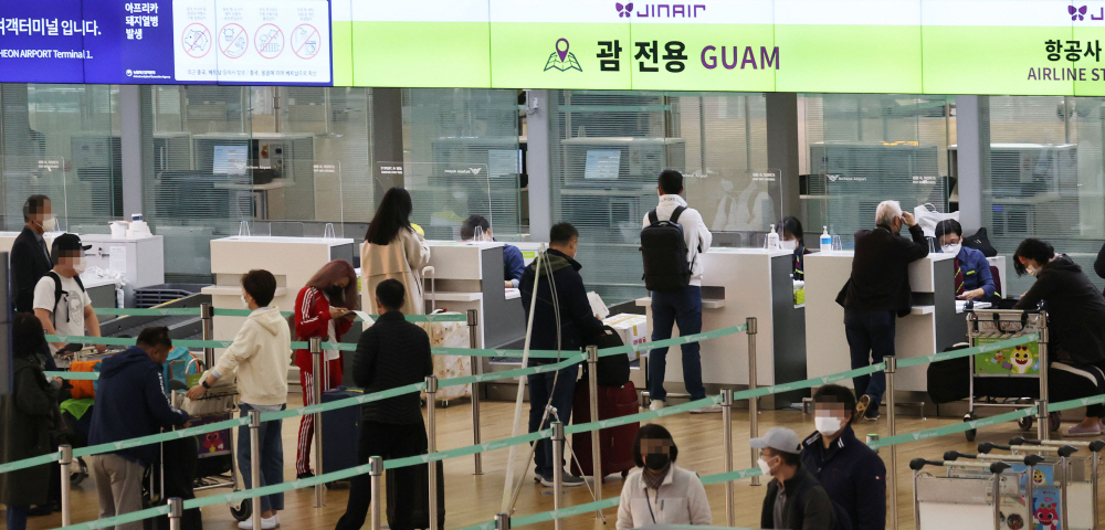 ▲지난달 19일 오전 인천국제공항 체크인 카운터에서 탑승객들이 트래블 버블 국가인 괌으로 가기 위해 수속을 밟고 있다. (연합뉴스)