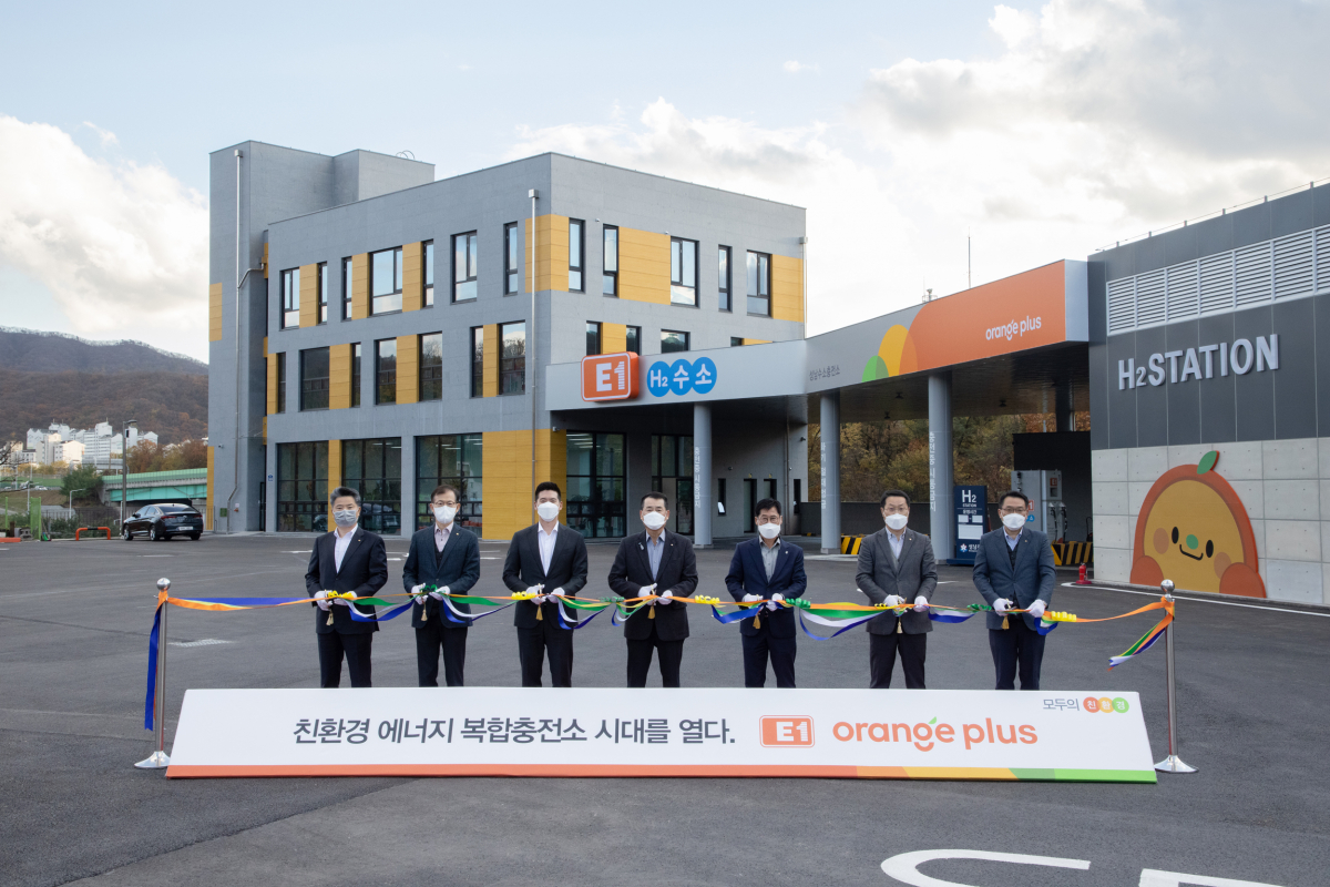 ▲11일 경기도 성남시 소재 성남에너지 복합충전소에서 진행된 E1 Orange Plus 브랜드 런칭 행사에서 참석자들이 테이프 커팅을 하고 있다(왼쪽 세번째부터 구동휘 E1 운영담당 대표이사 전무, 구자용 E1 사업담당 대표이사 회장, 허석규 성남에너지 대표)