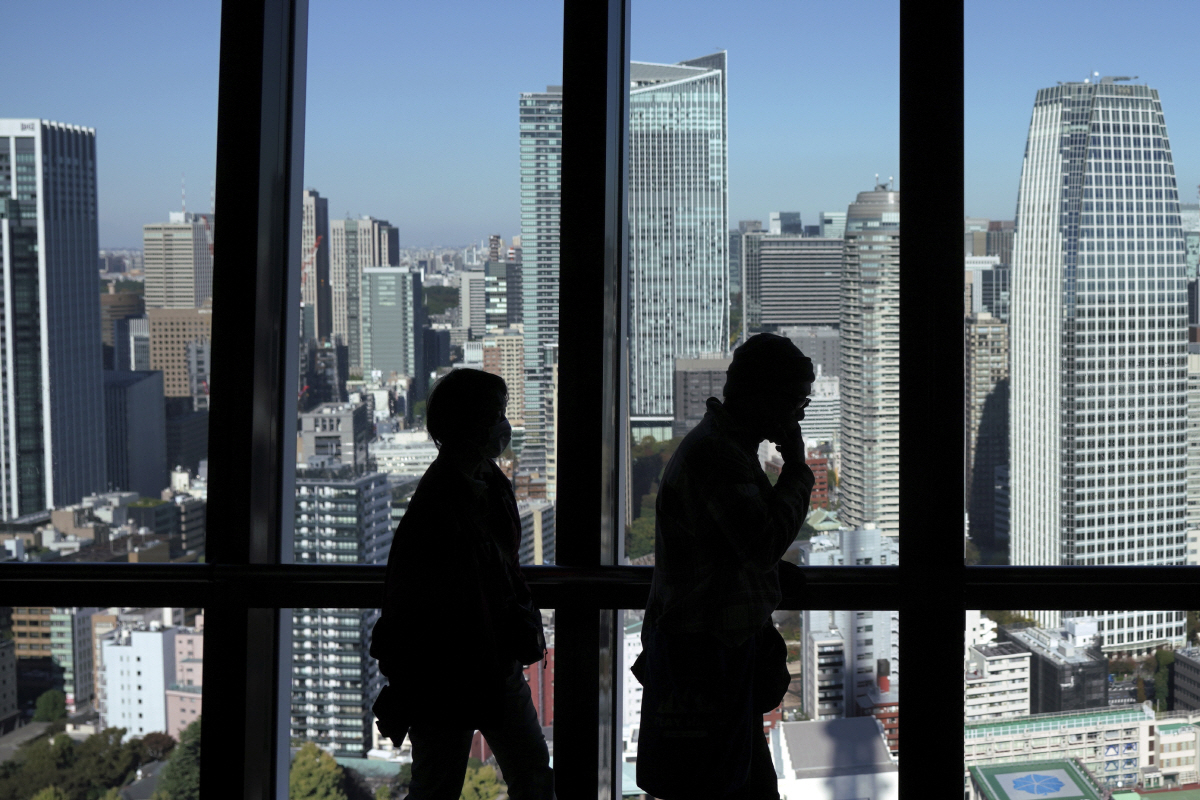 ▲11일 도쿄타워 전망대에서 방문객들이 걷고 있다. 도쿄/AP뉴시스